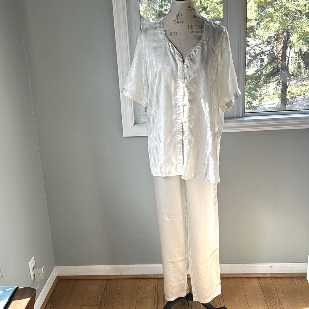 Victoria’s Secret Gold label ivory poly pajamas set GUC size M